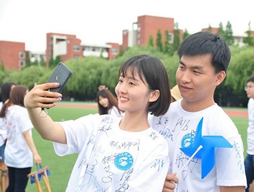 青島高校舉行畢業(yè)典禮，文化衫留言成風景線