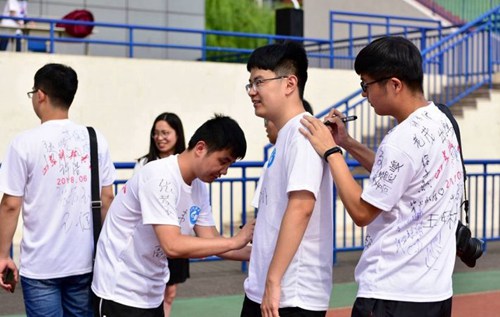 青島高校舉行畢業(yè)典禮，文化衫留言成風景線