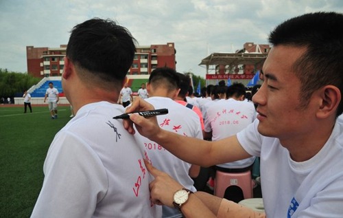 青島高校舉行畢業(yè)典禮，文化衫留言成風景線